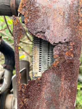 Eski metal paslı makine duvarı