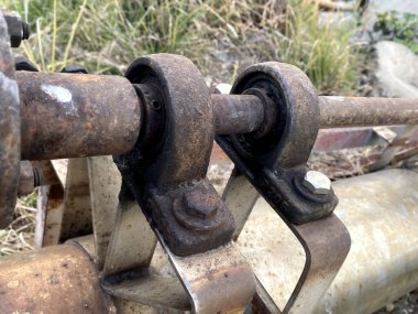 Eski paslı metal boru