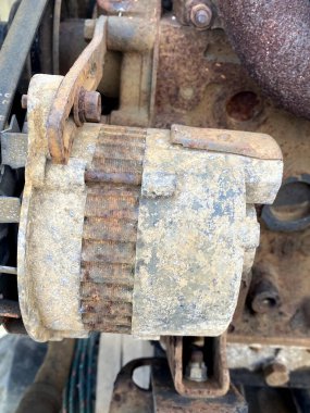 Eski paslı motor. Eski araba parçalarının kapanışı.