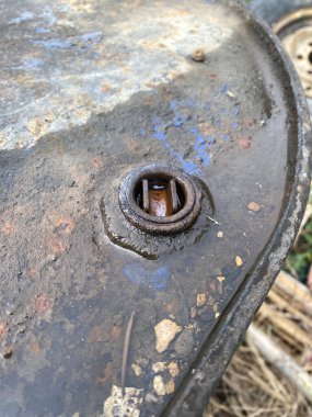 Eski paslı metal kapaklı petrol tankı yere düştü.