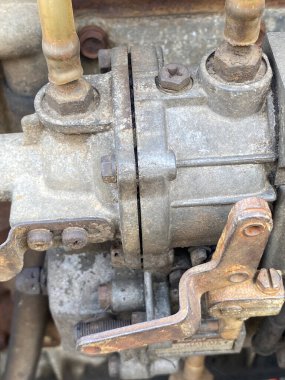 Eski paslı bir araba motoru.