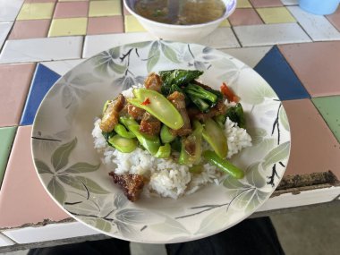 Kızarmış domuz ve kızarmış lahana yaprağı.