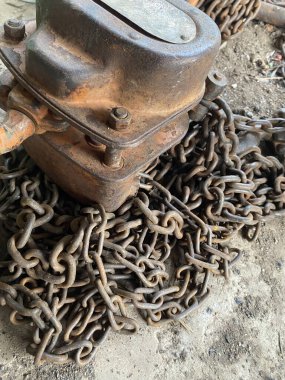 Eski paslı demir zincir