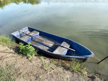 Nehirde bir balıkçı teknesi