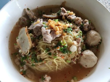 Tayland yemeği eriştesi, domuz eti ve yumurta, Tayland çorbası.