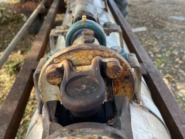 Yerdeki paslı metal boru.