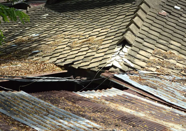 Kırık çatı ve çatı