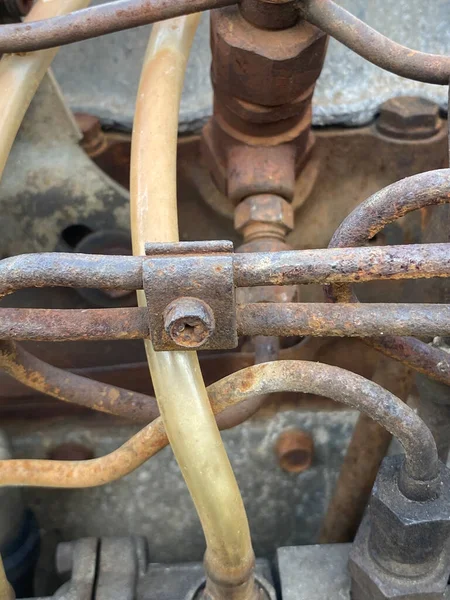 Eski paslı, zincirli metal bir boru.