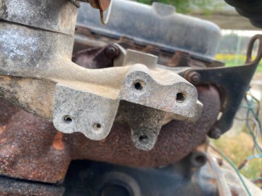 Eski paslı araba motoru.