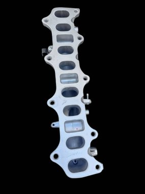 araba motoru siyah arkaplanda izole edildi