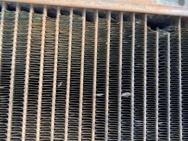 Garajdaki eski arabanın radyatörü.