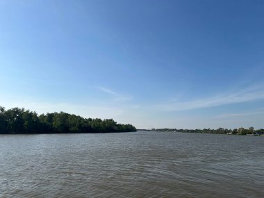 Gölünde bir nehir olan güzel bir manzara.