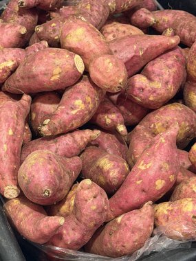 Pazarda satılık taze tatlı manyok.