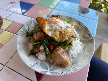 Kızarmış tavuk ve yumurtalı fesleğen.