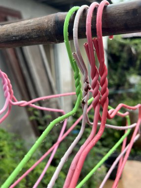 Çamaşır ipinde asılı renkli kıyafetler.