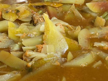 Sosisli sebze çorbası ve kasede sebze.