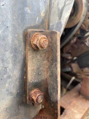 İngiliz anahtarı ve arabası olan paslı metal bir boru.