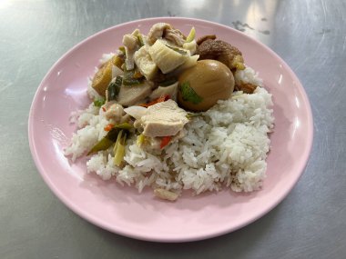 Domuz eti ve sebzeli kızarmış pirinç.