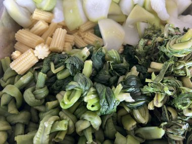 Lezzetli Asya yemekleri ve haşlanmış sebze manzarası.