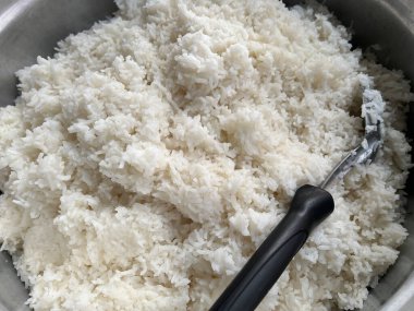 Tavada pilav pişirmek.