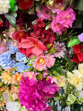 Vazoda bir buket renkli çiçek. Çiçekçiler için çiçek süslemesi..