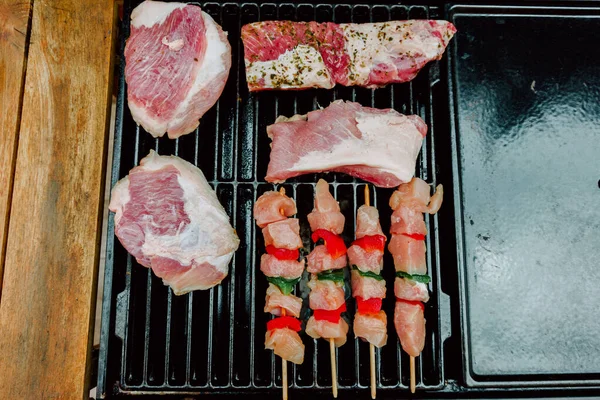 Foco Seletivo Espetos Crus Frango Com Pedaços Pimentão Vermelho Verde — Fotografia de Stock