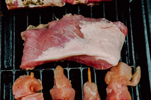 Foco Seletivo Espetos Crus Frango Com Pedaços Pimentão Vermelho Verde — Fotografia de Stock