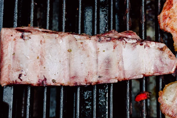 Foco Seletivo Costela Porco Num Churrasco Comida Estilo Vida — Fotografia de Stock