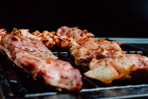 Enfoque Selectivo Pincho Pollo Con Trozos Pimientos Rojos Verdes Costilla —  Fotos de Stock