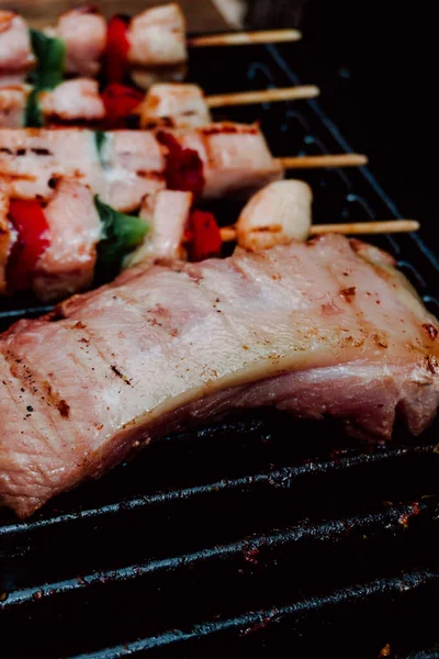 Foco Seletivo Espetado Frango Com Pedaços Pimentão Vermelho Verde Costela — Fotografia de Stock