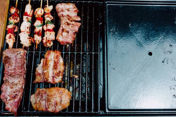 Enfoque Selectivo Pincho Pollo Con Trozos Pimientos Rojos Verdes Costilla —  Fotos de Stock