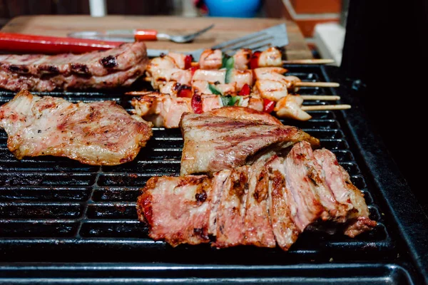 選択的フォーカス 鶏の串に赤ピーマンと豚の肋骨をバーベキューにして 食べ物だ ライフスタイル — ストック写真