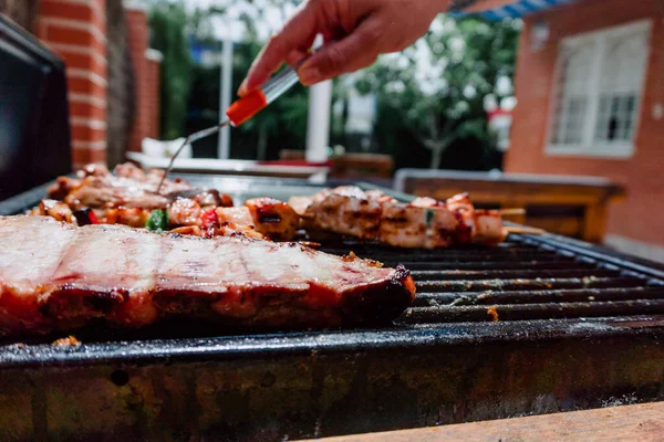 Enfoque Selectivo Pincho Pollo Con Trozos Pimientos Rojos Verdes Costilla —  Fotos de Stock