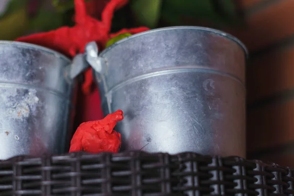 İki plastik figür, bir çocuğun yaptığı canavarları taklit ediyor. Biri diğerinin yanında, metal küplerin yanında.