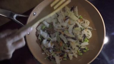 Tahta çatallı, balıklı, Wok-pişirilmiş sebzeler, sağlıklı yiyecekler.