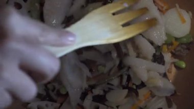 Tahta çatallı, balıklı, Wok-pişirilmiş sebzeler, sağlıklı yiyecekler.