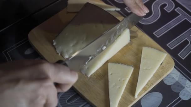 Ženské Ruce Krájející Sýr Velmi Velkým Ostrým Nožem Dřevěné Desce — Stock video