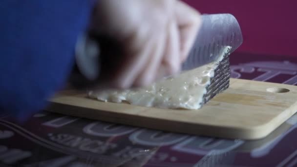 Femeie Taie Brânză Mână Cuțit Foarte Mare Ascuțit Placă Lemn — Videoclip de stoc