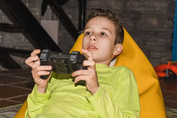 Enfant Jouant Des Jeux Vidéo Couché Sur Pouf Portant Shirt — Photo