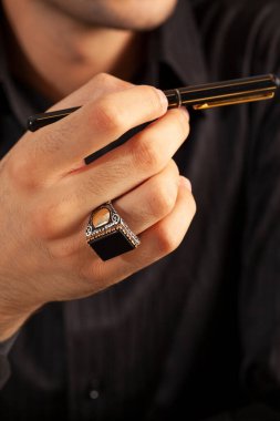 Gümüş yüzüklü yaratıcı fotoğraf ve aksesuarlar siyah elbiseli erkeklerin elinde..