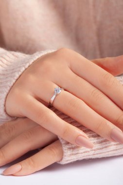 Elleri bakımlı kızın elinde pırlanta bir yüzük. çevrimiçi satış resmi