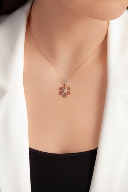 Tırnakları bakımlı olan bayan, çok güzel kolyeler veriyor. Gümüş, elmas, altın kolyeler.