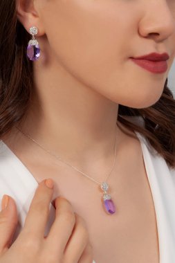 Sarışın modelin üzerinde büyük, doğal bir mücevher seti. Doğal mücevher seti, küpeler, yüzük ve kolye..