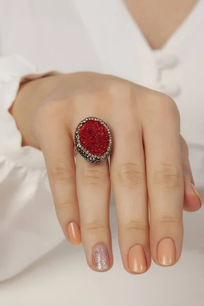 Egy Természetes Kőgyűrű Egy Jól Ápolt Fehér Ruhás Lány Ujján — Stock Fotó