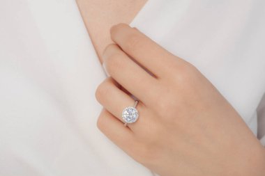 Kadın mücevher konsepti. Enfes mücevherler. Lüks altın ve gümüş mücevherler. Sosyal medya ürünü resmi.