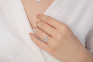 Kadın mücevher konsepti. Enfes mücevherler. Lüks altın ve gümüş mücevherler. Sosyal medya ürünü resmi.