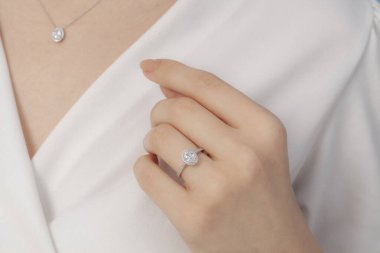 Kadın mücevher konsepti. Enfes mücevherler. Lüks altın ve gümüş mücevherler. Sosyal medya ürünü resmi.