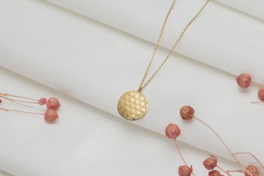 Kadın mücevher konsepti. Enfes mücevherler. Lüks altın ve gümüş mücevherler. Sosyal medya ürünü resmi.