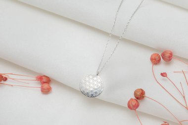 Kadın mücevher konsepti. Enfes mücevherler. Lüks altın ve gümüş mücevherler. Sosyal medya ürünü resmi.