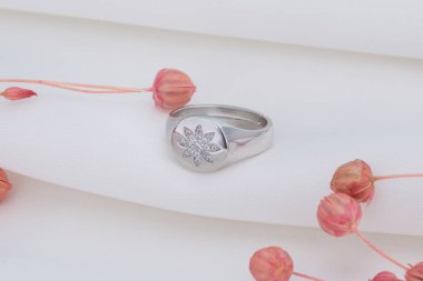 Kadın mücevher konsepti. Enfes mücevherler. Lüks altın ve gümüş mücevherler. Sosyal medya ürünü resmi.